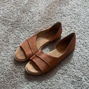 Lucky Brand tan open toe sandal